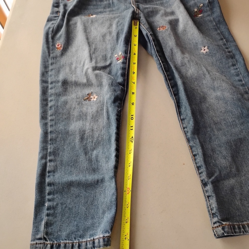 SOHO Embroidered Cropped Jeans – Size 6 – Floral Detail - Picture 3 of 9